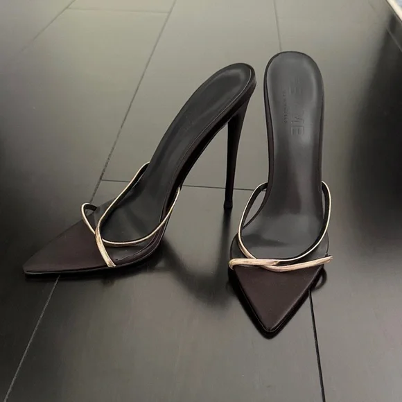 FEMME LA The Russo Slipper in Black/Gold - Picture 9 of 12